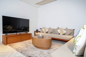 Junior Deluxe | Living area | TV, computer monitors, printers - Hotel Vivian Park El Raed (Riyadh)