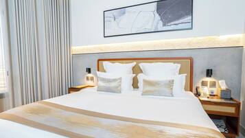 ตู้นิรภัยในห้องพัก, โต๊ะทำงาน, พื้นที่ทำงานแบบใช้แล็ปท็อป, ผ้าม่านกันแสง