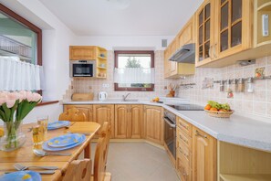 Mikrobølgeovn, oppvaskmaskin og kjøkkenutstyr