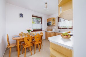Microwave, dishwasher, cookware/dishes/utensils - Góralski Apartament Zakopane by Renters (Zakopane)