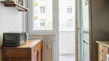 Appartement | Privékeuken | Een koelkast, een magnetron, een oven, een kookplaat