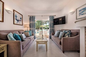 Living area - 4 Bedrooms Private Pool Close To All Amenities (Loulé)