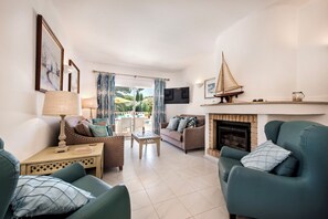 Living room - 4 Bedrooms Private Pool Close To All Amenities (Loulé)