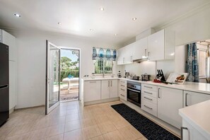 Private kitchen - 4 Bedrooms Private Pool Close To All Amenities (Loulé)