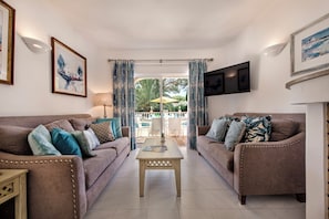 Living room - 4 Bedrooms Private Pool Close To All Amenities (Loulé)