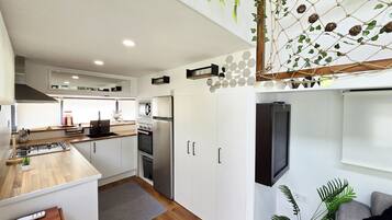 Een koelkast, een microgolfoven, een kookplaat