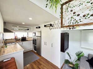 Kühlschrank, Mikrowelle, Herdplatte, Wasserkocher mit Kaffee-/Teezubehör