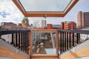 City view from property - Higgihaus Cabot Mews Aparthotel (Bristol)