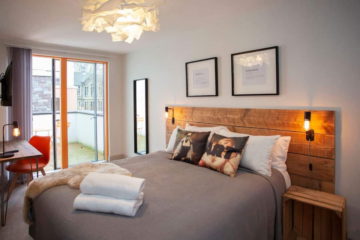 2 bedrooms, laptop workspace, iron/ironing board, free WiFi