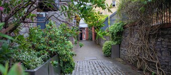 Higgihaus Cabot Mews Aparthotel