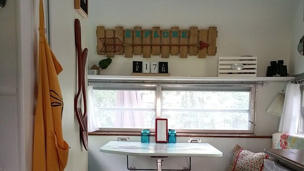 Cocina pequeña con ventana, mesa y banco.
