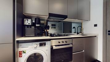 Frigorifero, microonde, forno, piano cottura