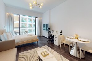 Een bureau, een strijkplank/strijkijzer, wifi, beddengoed