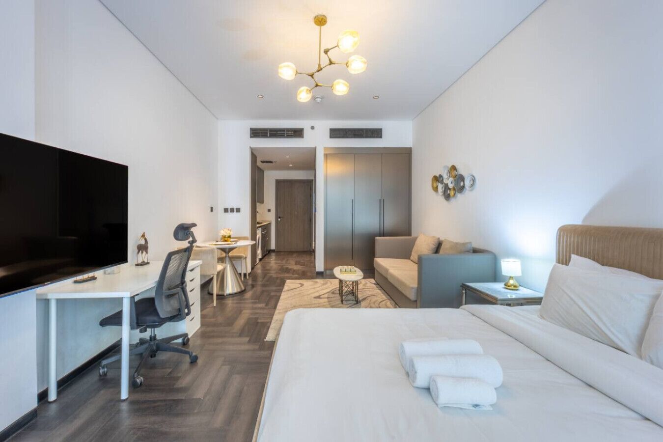 Desk, iron/ironing board, WiFi, bed sheets