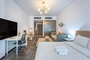 Een bureau, een strijkplank/strijkijzer, wifi, beddengoed