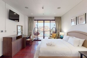 2 bedrooms, in-room safe, desk, iron/ironing board