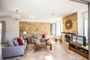 Smart TV, table tennis