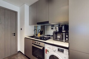 Frigorifero, microonde, forno, piano cottura