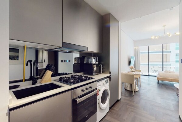 Køleskab, mikrobølgeovn, ovn, kogeplade