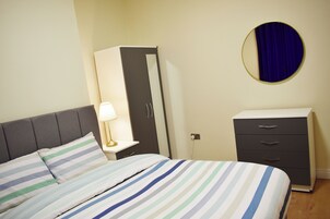 Schreibtisch, laptopgeeigneter Arbeitsplatz, kostenloses WLAN