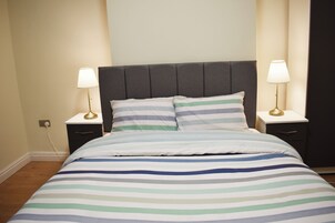 Schreibtisch, laptopgeeigneter Arbeitsplatz, kostenloses WLAN