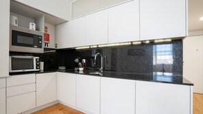 Geladeira, micro-ondas, fogão, cooktop