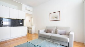 TV - Home at Porto - Infante by LovelyStay (Porto)