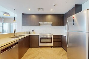 Køleskab, mikrobølgeovn, ovn, kogeplade