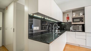 Geladeira, micro-ondas, fogão, cooktop