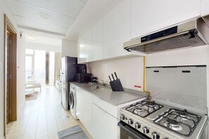 Køleskab, mikrobølgeovn, ovn, kogeplade