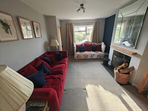 Smart-TV, Kamin, DVD-Player, Bücher