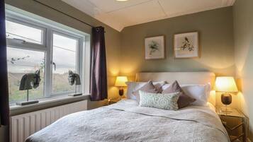 4 slaapkamers, een bureau, een strijkplank/strijkijzer, reisbedje