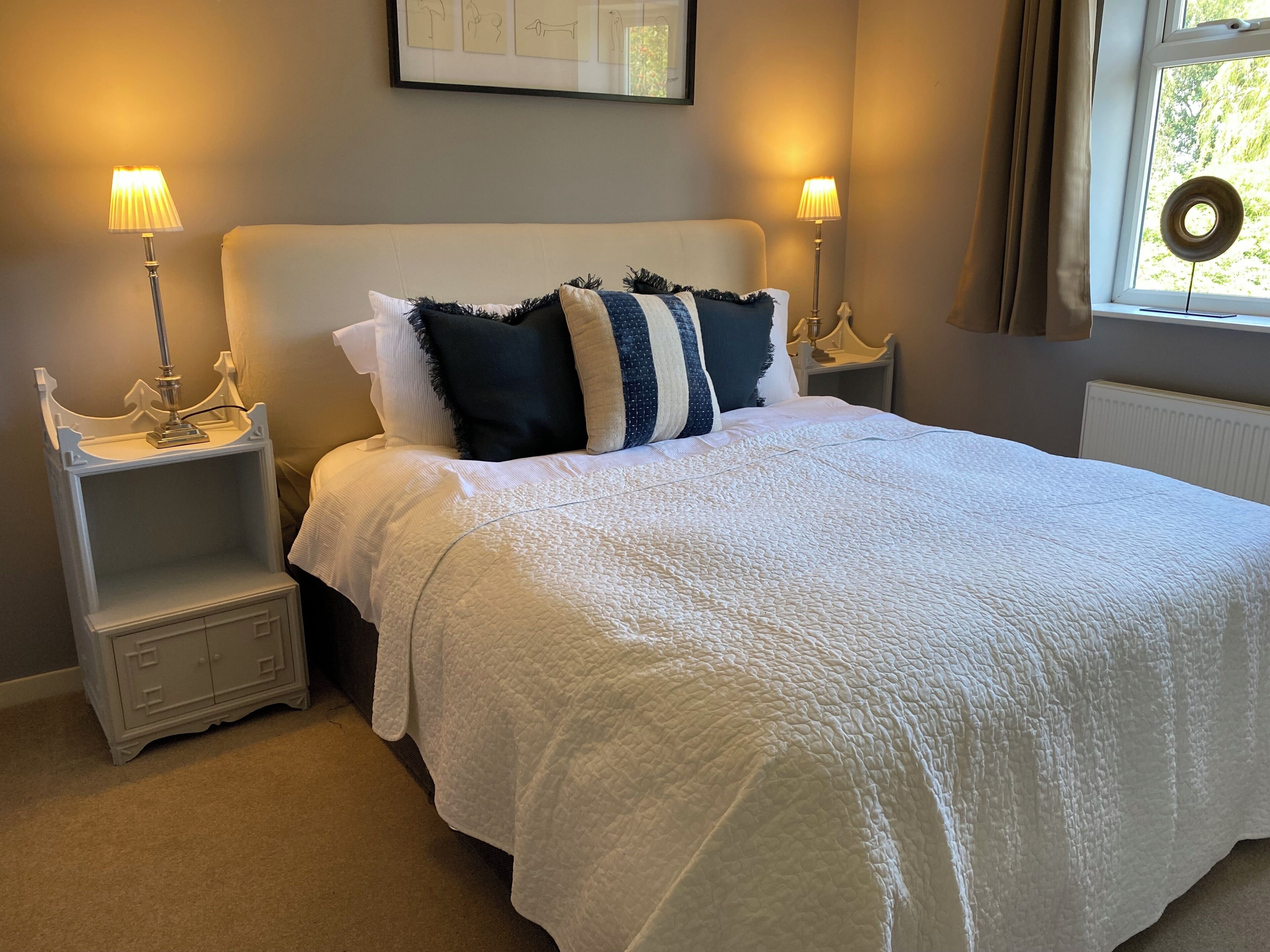 4 عدّة غرف نوم ومكتب ومكواة/لوح كي وسرير سفر