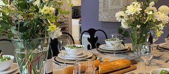 King Arthur’s Rest -Charming Eco House, Garden & Hot Tub. Sleeps 10,Pet friendly