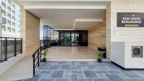 Une entrée moderne d’immeuble avec une pancarte indiquant qu’il ne reste que quelques logements disponibles.