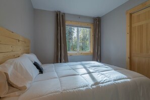 2 bedrooms, travel crib, free WiFi, bed sheets