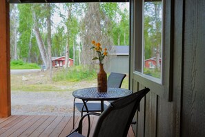 Outdoor dining - 3 BDR /1 BA Cabin, Fishing nearby (Soldotna)