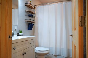Sèche-cheveux, serviettes fournies, papier toilette