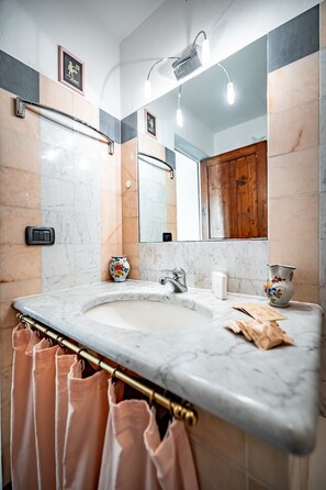 Apartment, Balcony, Garden View | Bathroom | Hair dryer, bidet, towels - YiD Laura (Florence)