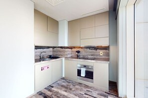 冷蔵庫、電子レンジ、オーブン、コンロ