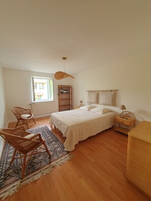 3 bedrooms, iron/ironing board