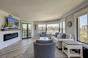 Smart TV, fireplace - Sunset Rentals | Yacht Club 7548 | Shelter Cove (Hilton Head Island)