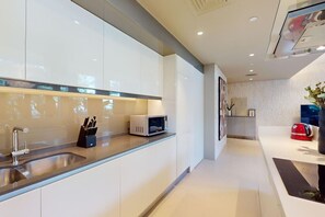 冷蔵庫、電子レンジ、オーブン、コンロ