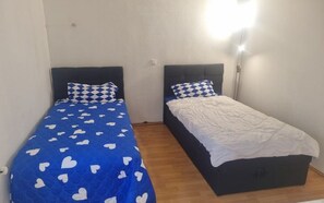 1 slaapkamer, een strijkplank/strijkijzer, reisbedje, gratis wifi