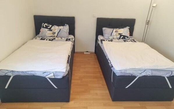 1 slaapkamer, een strijkplank/strijkijzer, reisbedje, gratis wifi