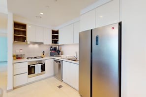 Køleskab, mikrobølgeovn, ovn, kogeplade