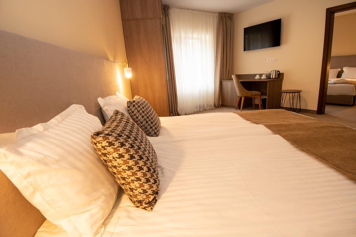 Family Apartment | Desk, laptop workspace, WiFi (free), bed sheets