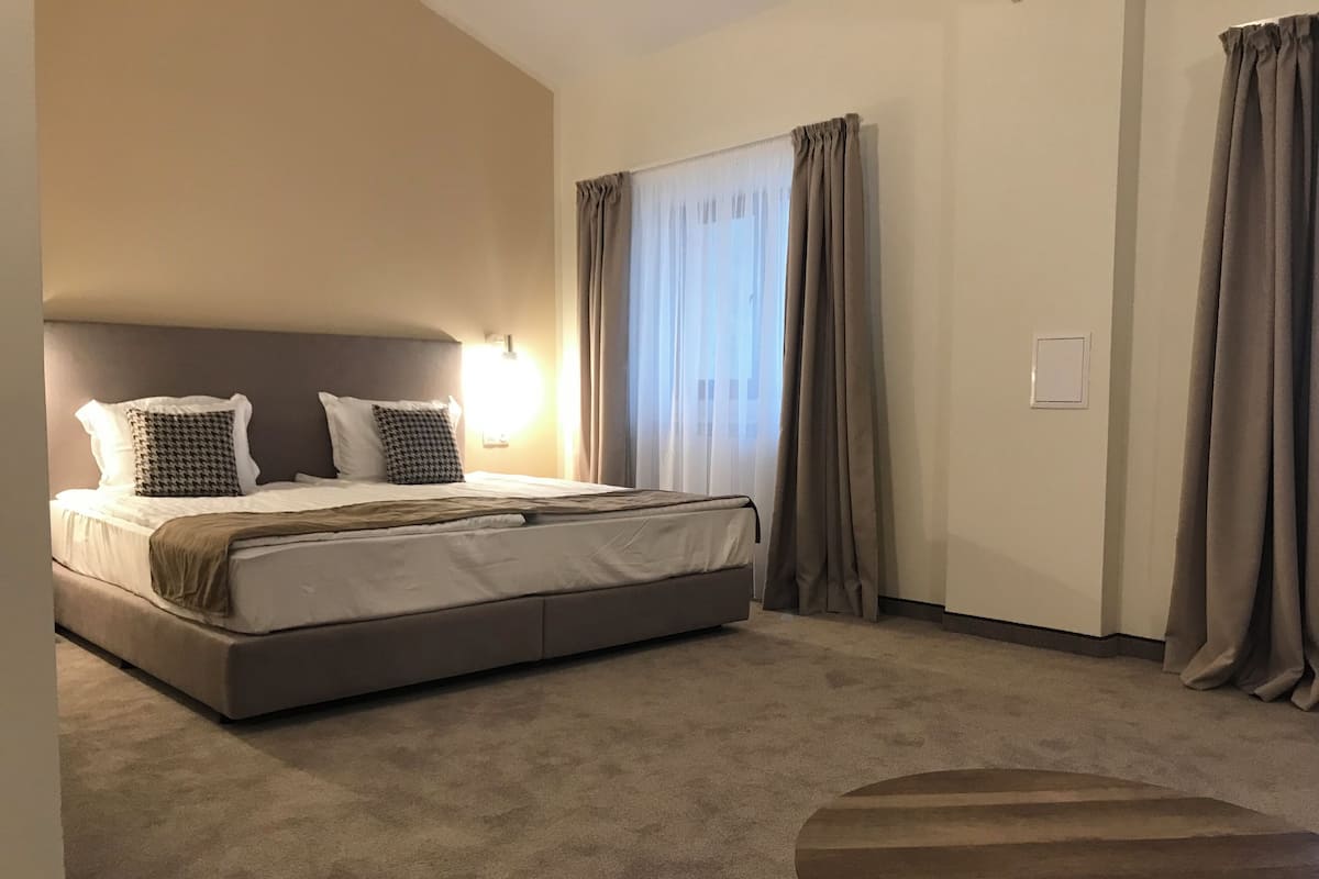 Family Room | Desk, laptop workspace, WiFi (free), bed sheets