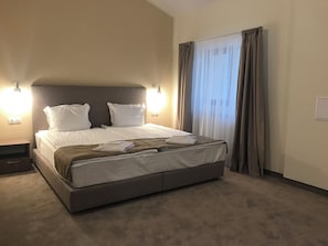 Family Room | Desk, laptop workspace, free WiFi, bed sheets - Hotel Alpinist (Samokov)