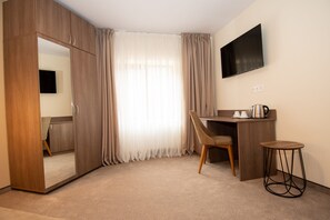 Family Apartment | Desk, laptop workspace, free WiFi, bed sheets